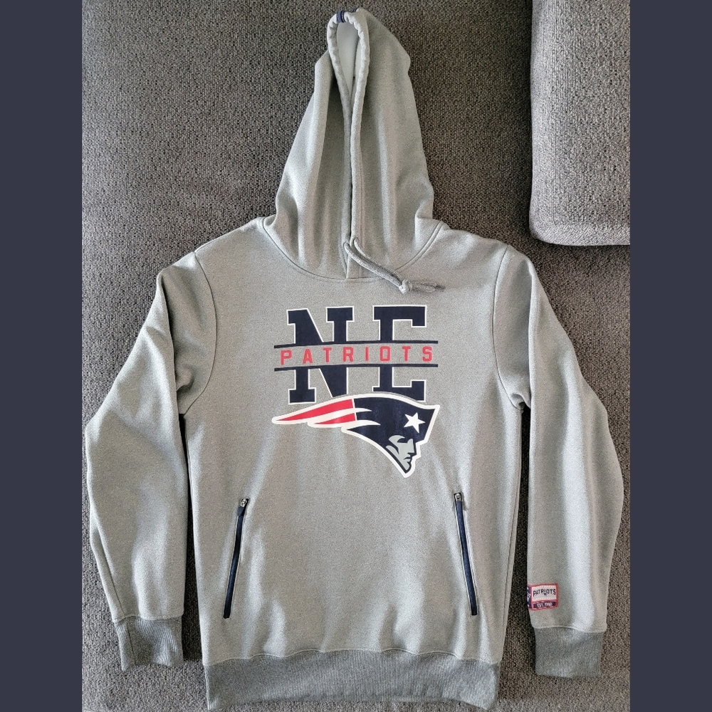 Men's Size S NFL Gray New England Patriots Pullover Hoodie with Zipper Pockets
